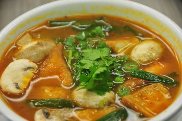S4. Tom Kha.